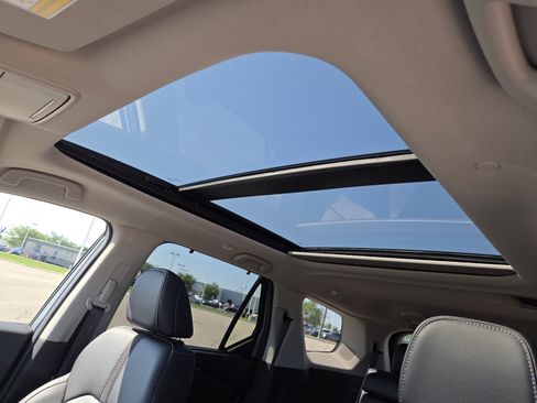 Used 2025 Honda Pilot Touring image 3