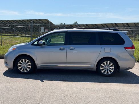 Used 2014 Toyota Sienna XLE AWD/4WD image 2