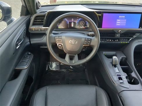 Used 2023 Toyota Crown Limited image 15