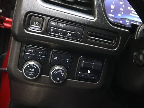 Used 2022 Chevrolet Tahoe Z71 w/ Z71 Off-Road Package AWD/4WD image 27