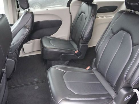 Certified 2024 Chrysler Pacifica Touring-L image 18