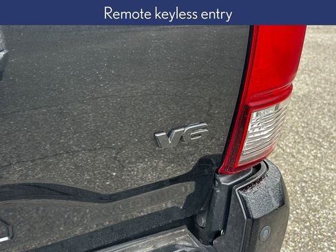 Used 2019 Toyota Tacoma TRD Sport image 10