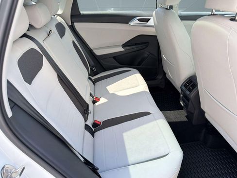 Used 2025 Volkswagen Taos SE image 29