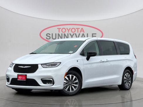 Used 2024 Chrysler Pacifica Select image 2