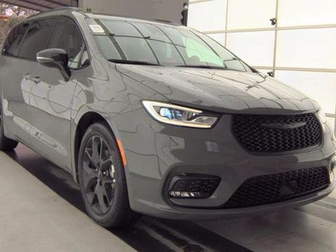 Used 2025 Chrysler Pacifica Limited image 3