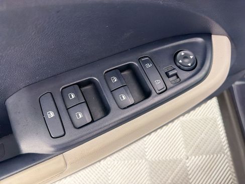 Used 2022 Hyundai Venue Limited FWD image 21