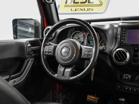 Used 2014 Jeep Wrangler Unlimited Sahara w/ Connectivity Group AWD/4WD image 15