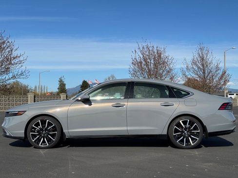 Used 2025 Honda Accord Touring image 2