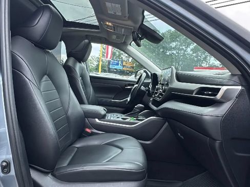 Used 2021 Toyota Highlander XLE AWD/4WD image 28