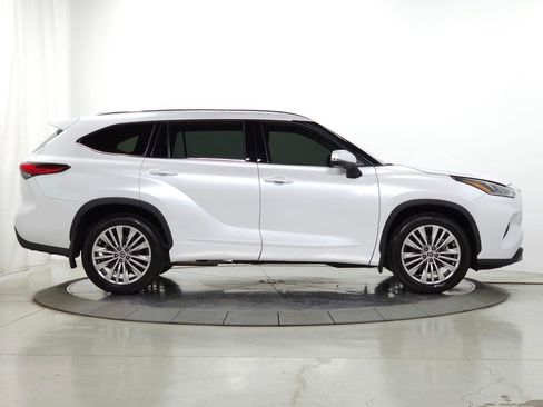Used 2022 Toyota Highlander Platinum AWD/4WD image 12