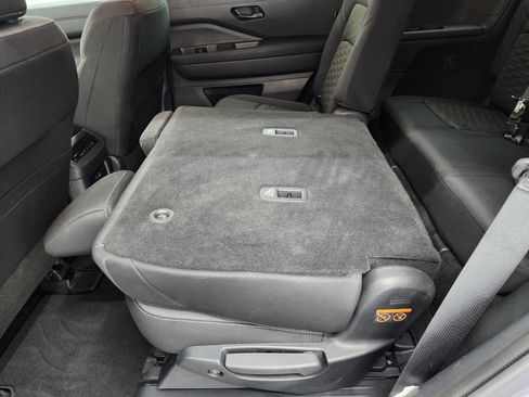 Used 2025 Nissan Pathfinder SV image 36