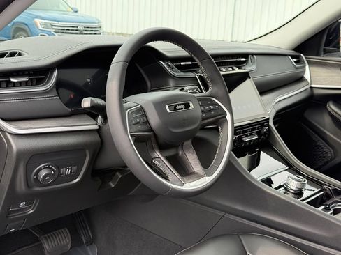 Used 2023 Jeep Grand Cherokee Limited w/ Black Appearance Package AWD/4WD image 26