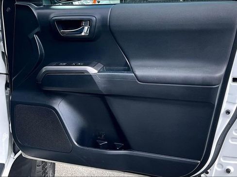 Used 2018 Toyota Tacoma TRD Off-Road w/ Technology Package image 20