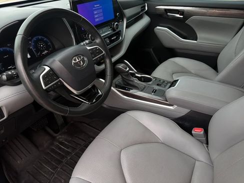Used 2023 Toyota Highlander Limited FWD image 11