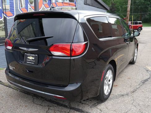 Used 2018 Chrysler Pacifica Touring Plus w/ Tire & Wheel Group FWD image 17