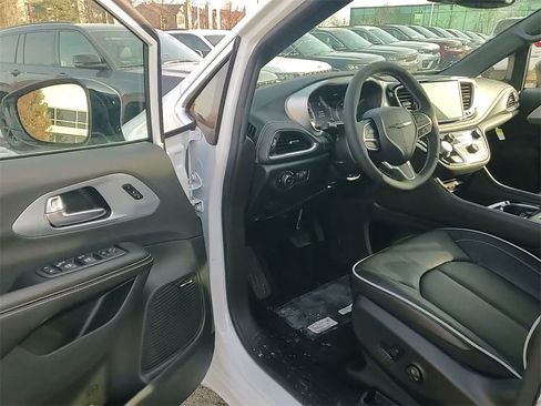 New 2026 Chrysler Pacifica Limited w/ Uconnect Theater Family Group image 19