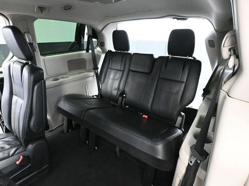 Used 2013 Chrysler Town & Country Touring image 34