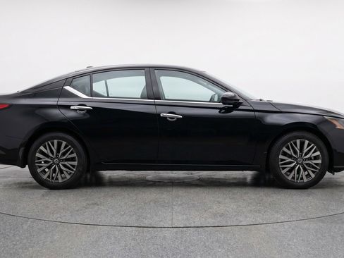 Used 2025 Nissan Altima 2.5 SV FWD image 11