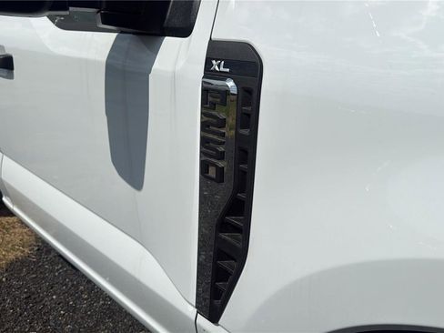 New 2026 Ford F250 XL w/ XL Chrome Package RWD image 21
