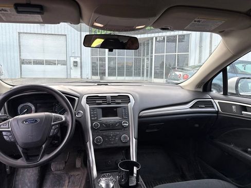 Used 2017 Ford Fusion SE FWD image 18