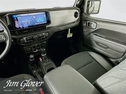 New 2025 Jeep Gladiator Sport image 23