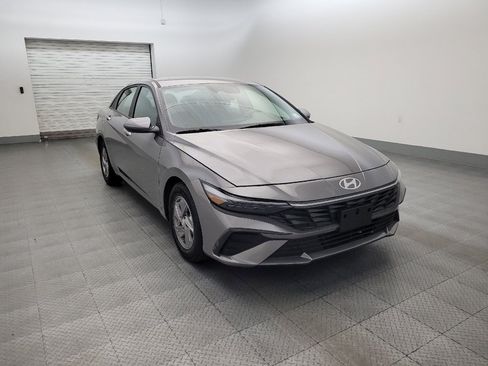 Used 2024 Hyundai Elantra SE FWD image 13