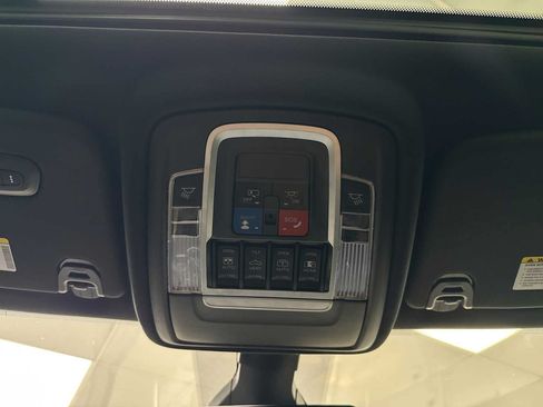 Used 2021 RAM 1500 4x4 Crew Cab image 26