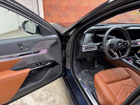 Used 2025 BMW 760i xDrive image 9