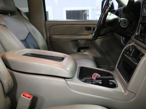 Used 2006 GMC Sierra 2500 SLT w/ Heavy-Duty Power Package image 46