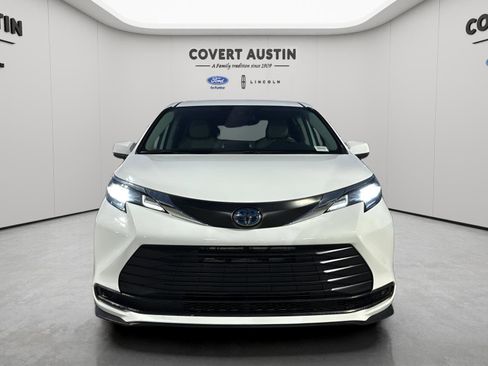 Used 2024 Toyota Sienna LE image 6