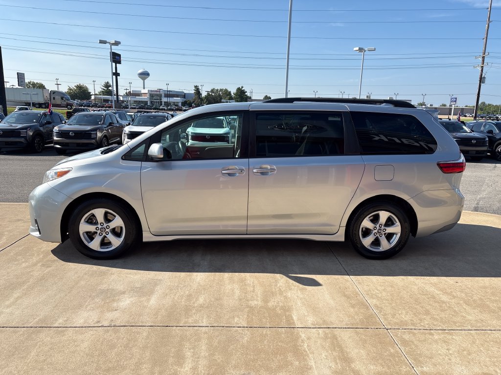 Used 2020 Toyota Sienna LE FWD image 2
