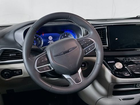 Used 2024 Chrysler Pacifica Touring-L image 18