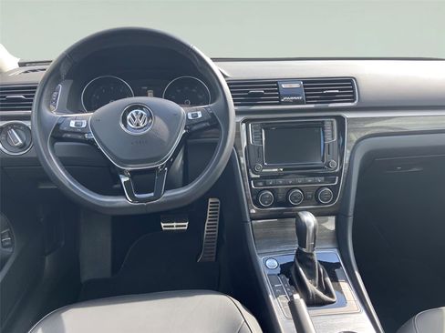 Used 2018 Volkswagen Passat 2.0T SEL Premium image 24