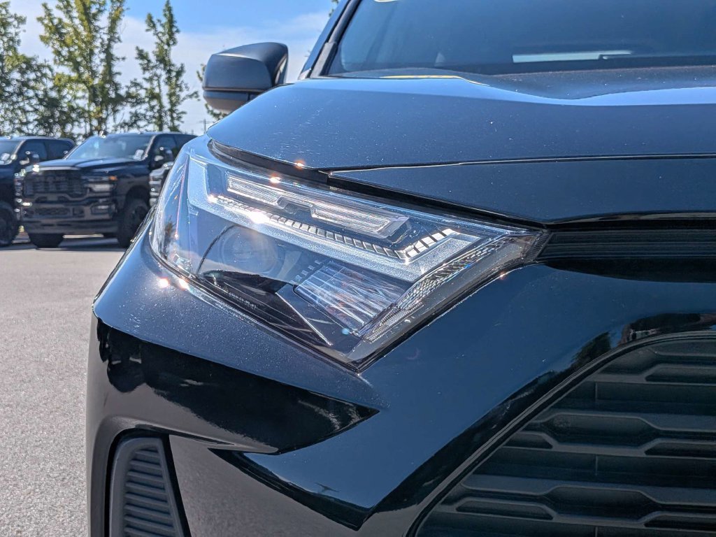 Used 2025 Toyota RAV4 LE AWD/4WD image 9