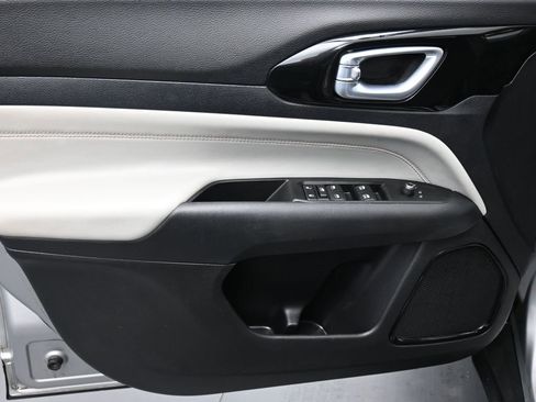 Certified 2022 Jeep Compass Limited image 9