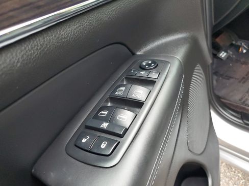 Used 2019 Jeep Grand Cherokee Overland RWD image 17