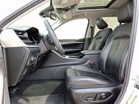 Used 2023 Jeep Grand Cherokee 4WD 4xe image 13