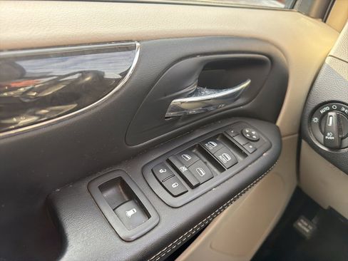 Used 2016 Chrysler Town & Country Touring-L image 30