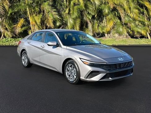 Used 2024 Hyundai Elantra SEL image 2