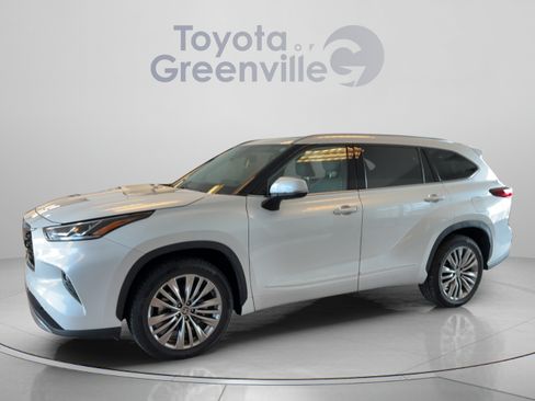 Used 2022 Toyota Highlander Platinum FWD image 2