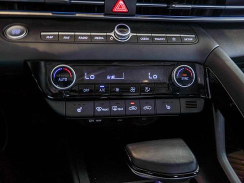 Certified 2025 Hyundai Elantra SEL FWD image 18
