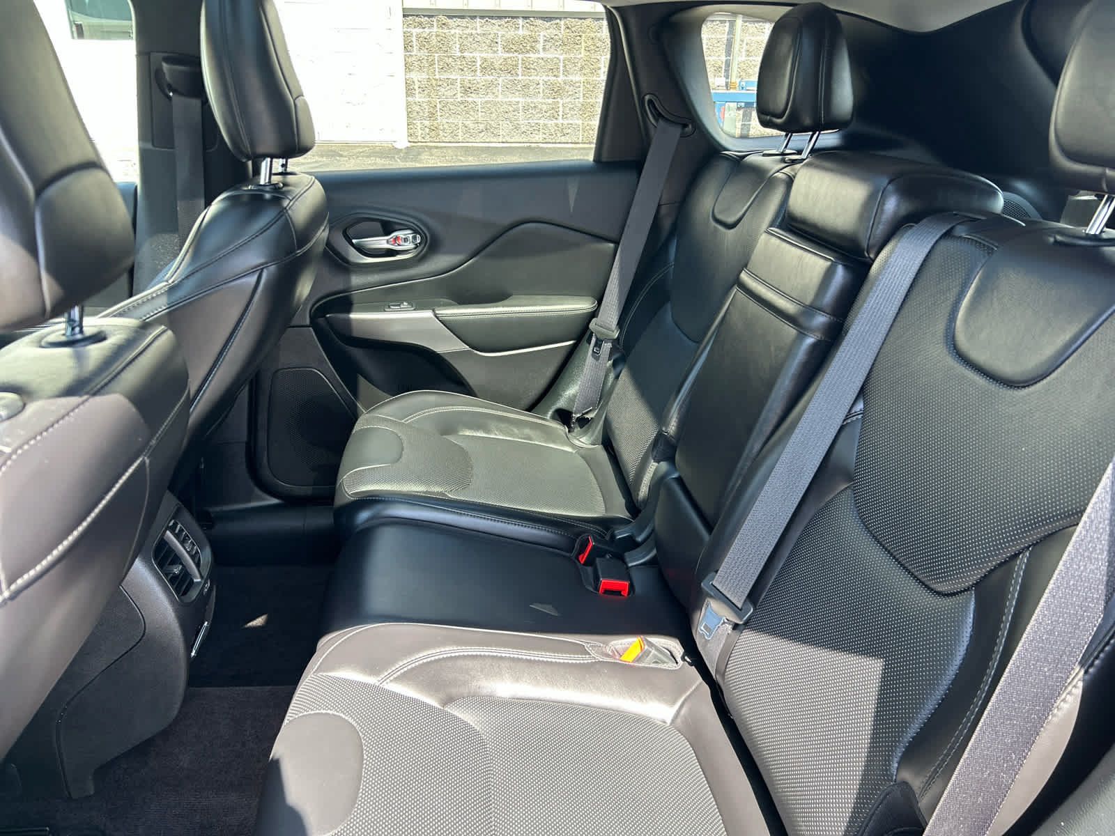 Used 2019 Jeep Cherokee Overland w/ Technology Group AWD/4WD image 26