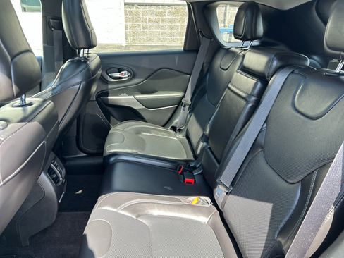 Used 2019 Jeep Cherokee Overland w/ Technology Group AWD/4WD image 26
