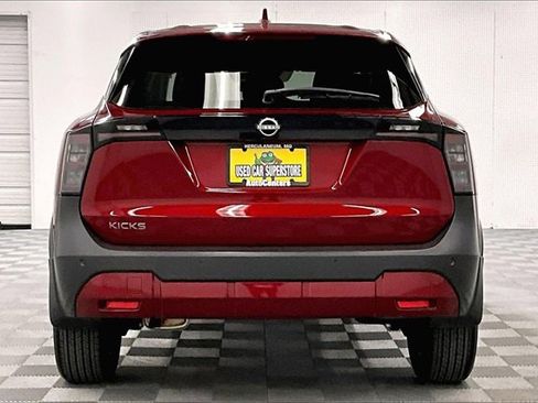 Used 2025 Nissan Kicks SV image 4