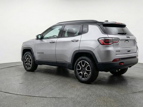 Used 2025 Jeep Compass Trailhawk image 5