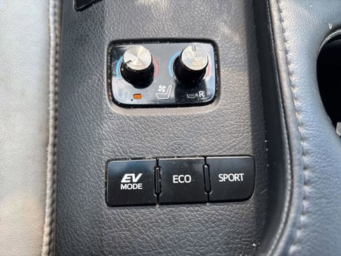 Used 2016 Toyota Avalon Limited w/ Toyota Safety Sense Package FWD image 16