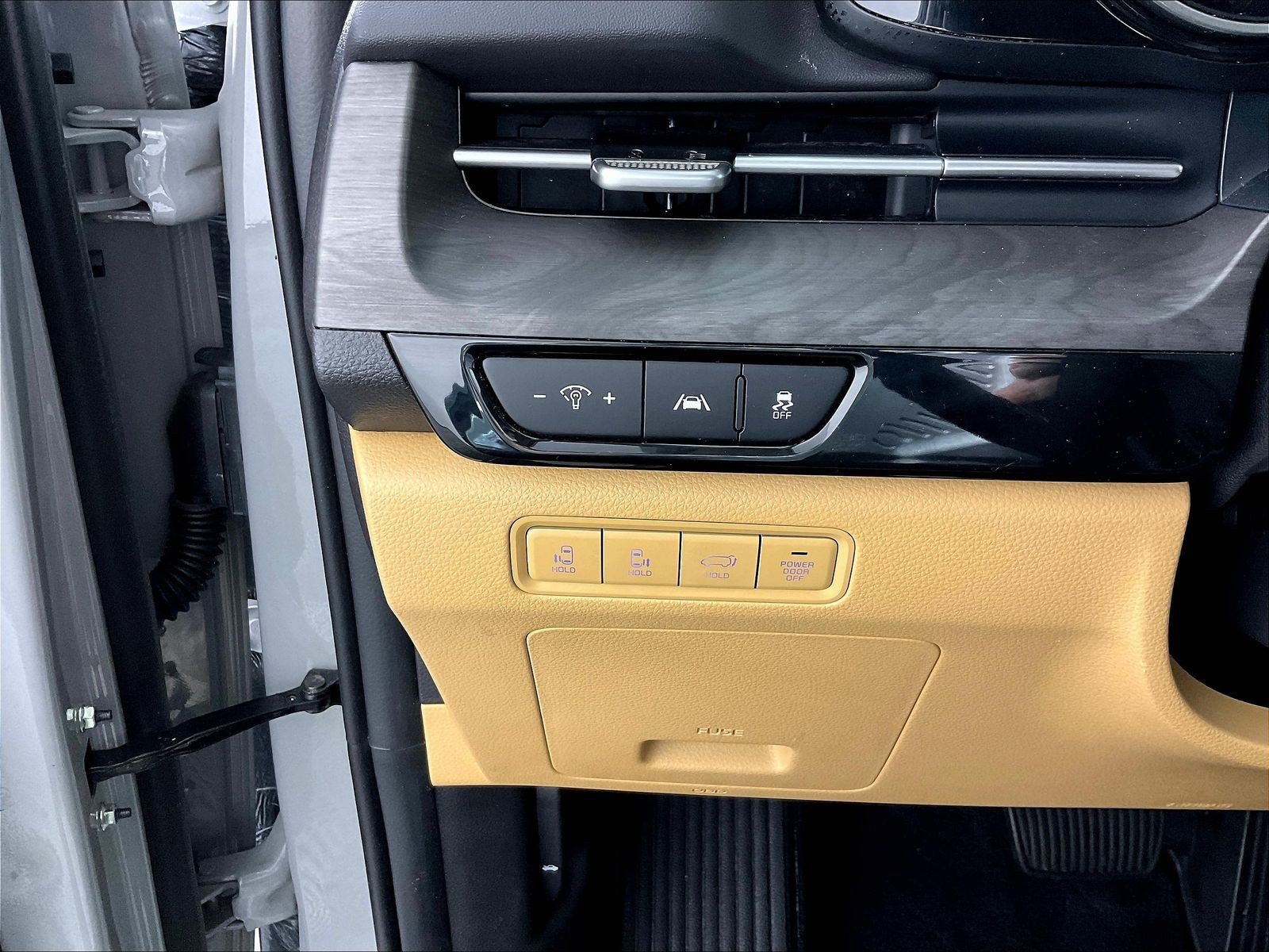 Used 2024 Kia Carnival EX FWD image 15