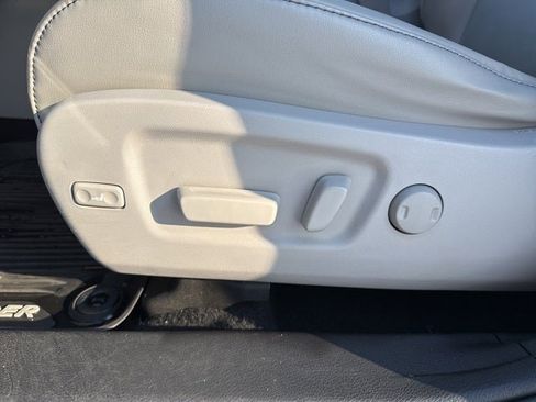 Used 2019 Toyota Highlander XLE image 24