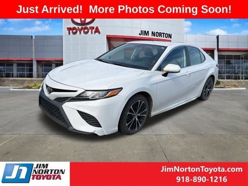 Used 2019 Toyota Camry SE image 2