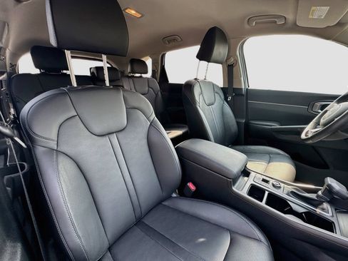 Certified 2025 Kia Sorento S AWD/4WD image 32